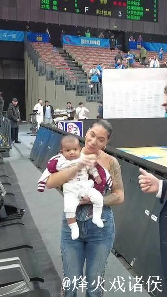 许利民赛后逗起杰曼小宝宝,同时与马帝昂家人进行互动 许利民赛后逗起杰曼小宝宝,同时与马帝昂家人进行互动