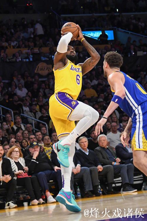 浓眉33+11詹姆斯27+14 湖人险胜爵士重回西部第五 浓眉33+11詹姆斯27+14 湖人险胜爵士重回西部第五